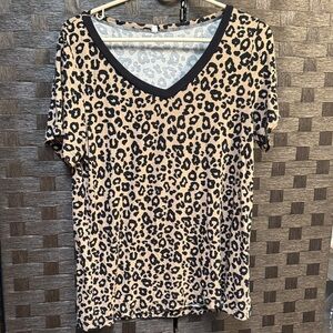 Chic Leopard Print V-Neck Short Sleeve Top